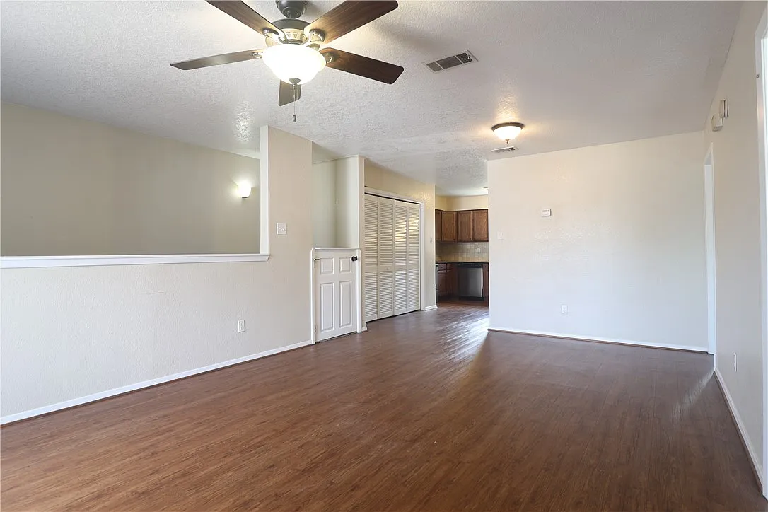 Building Photo - 1100 Spring Loop #B