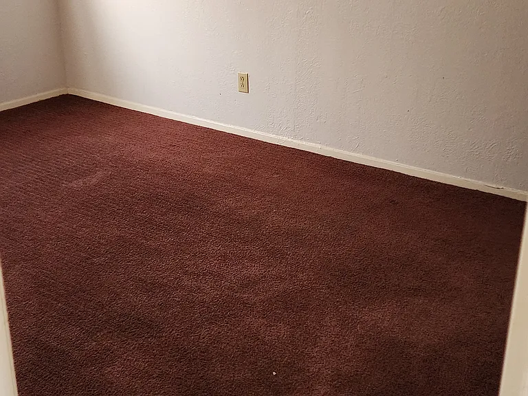 Colonial Apartments — Photo 7