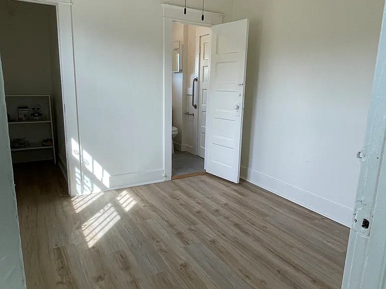 515 N Burlington Ave — Photo 14