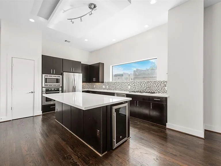 6127 Clyde St #B — Photo 11