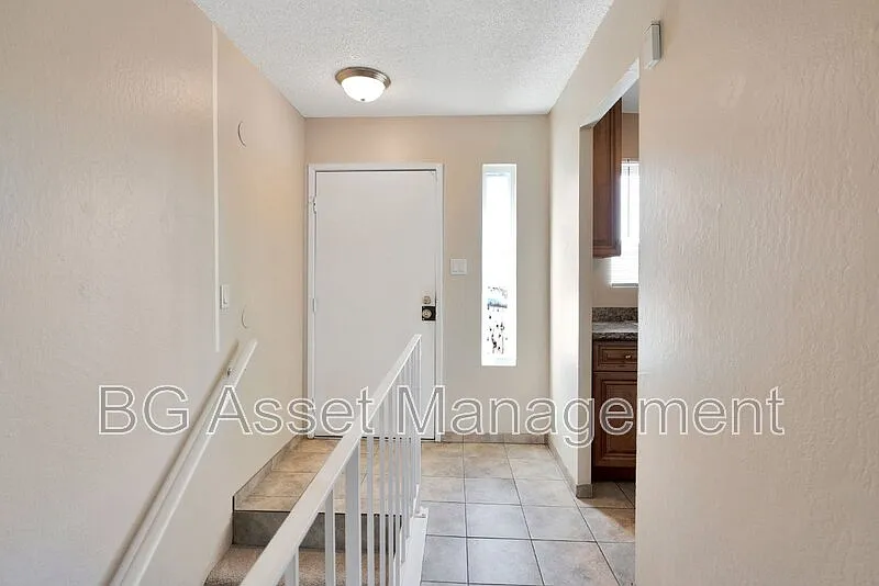 2 bed, 1.5 bath, 1026 sqft, $1,750 — Photo 2
