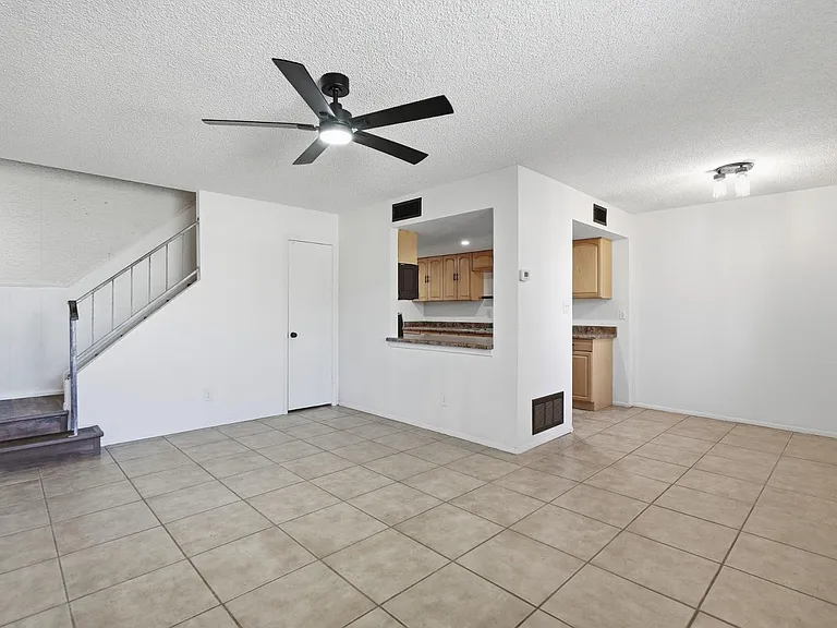 1017 E Redfield Rd — Photo 8