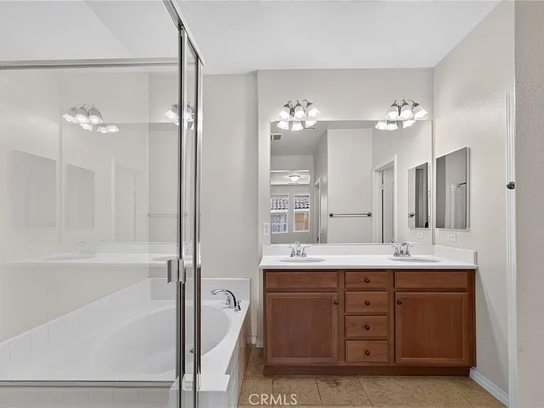 1654 Heywood St — Photo 38