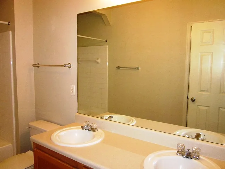300 Riverbend Dr #2B — Photo 8
