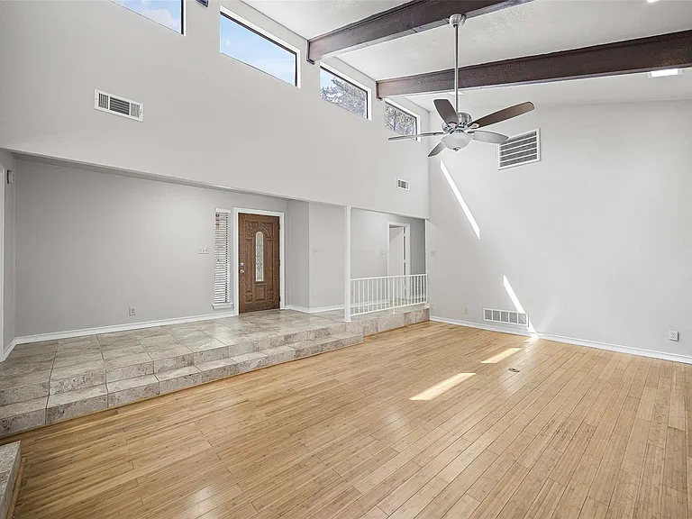 2011 Reverchon Dr — Photo 10
