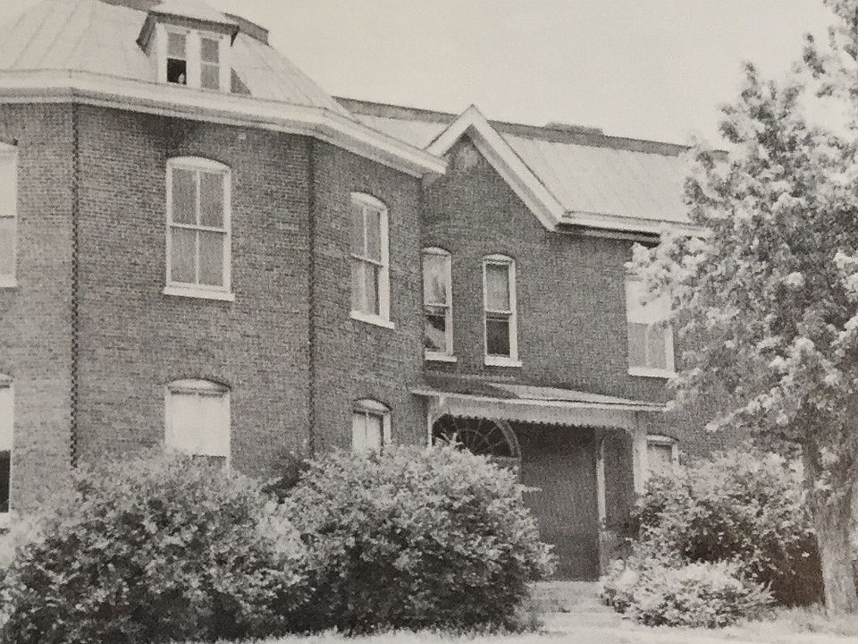 1st image of 520 N Main St