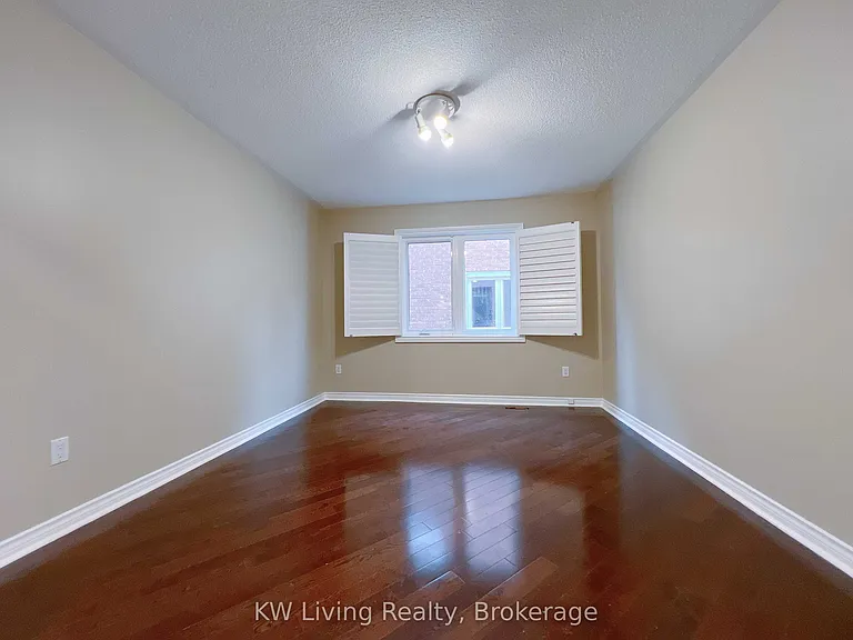 47 Waltham Cres — Photo 14