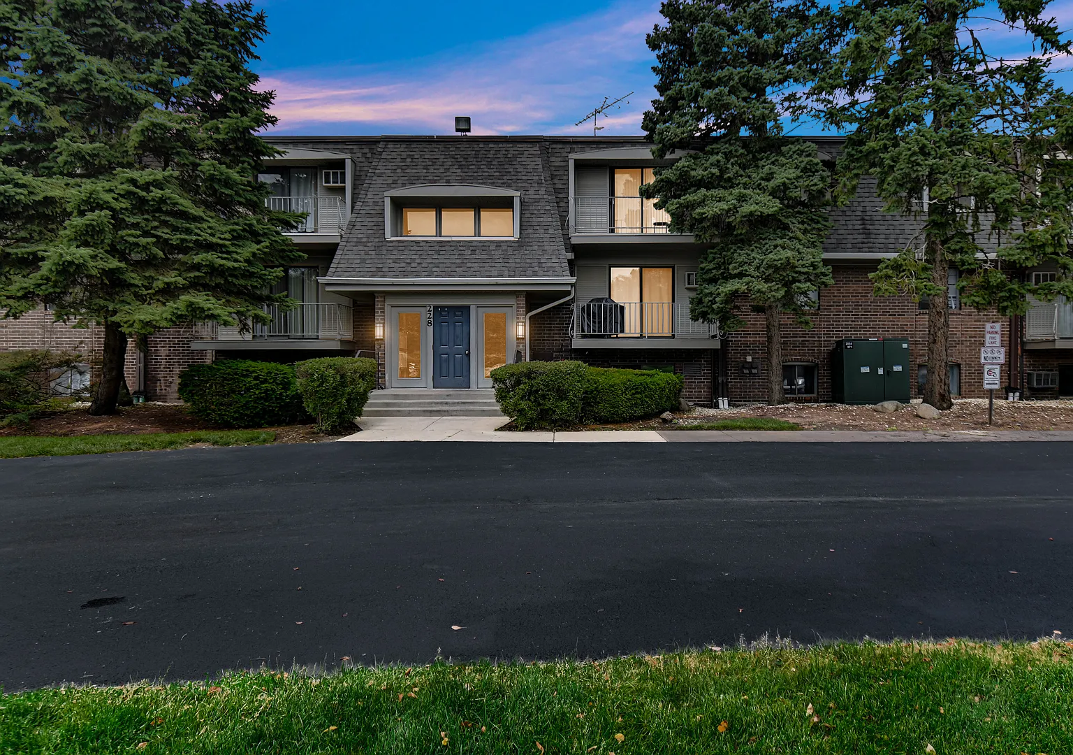 2 bed, 1.5 bath, 885 sqft, $1,800 — Photo 1