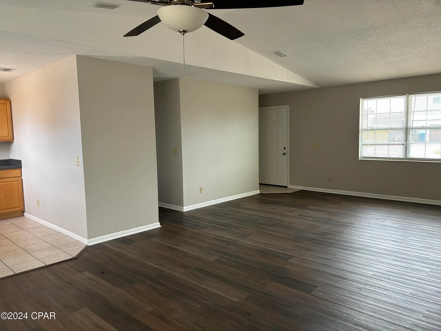 2 bed, 1.5 bath, 1040 sqft, $1,595 — Photo 3