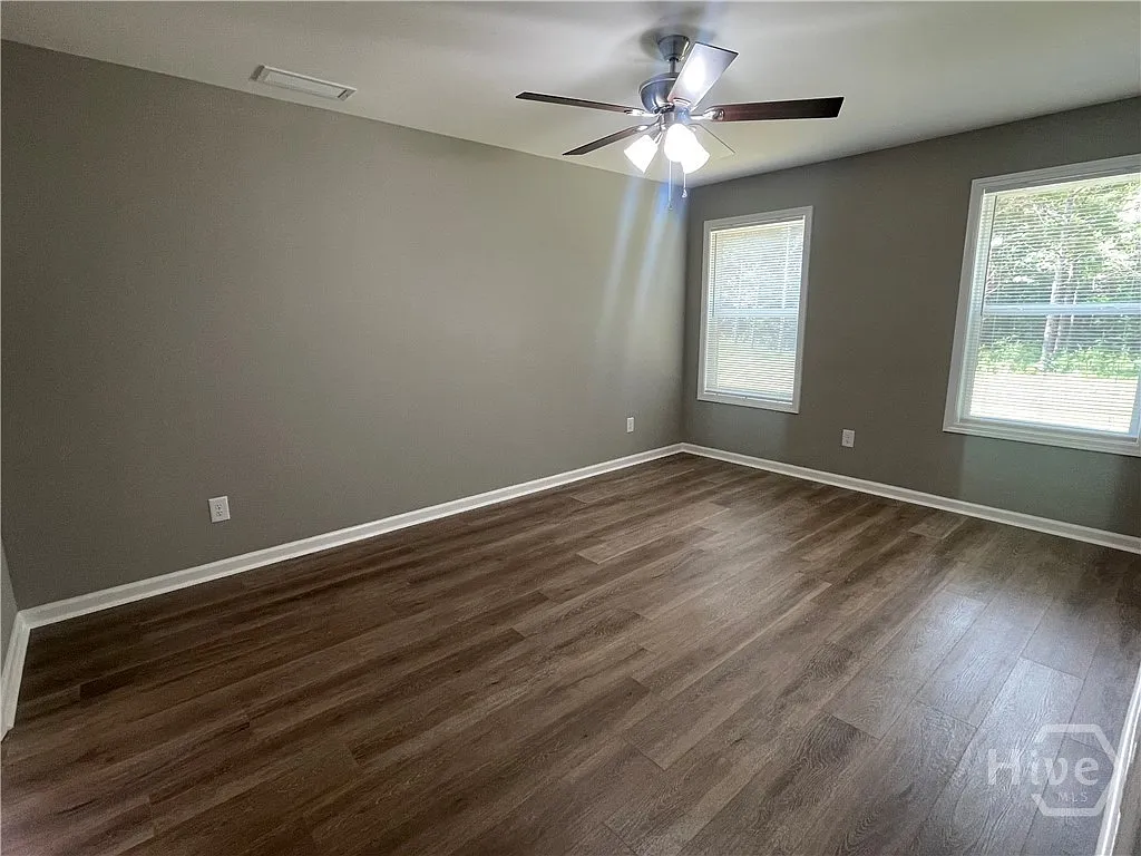 4 bed, 3.0 bath, 1736 sqft, $2,400 — Photo 2