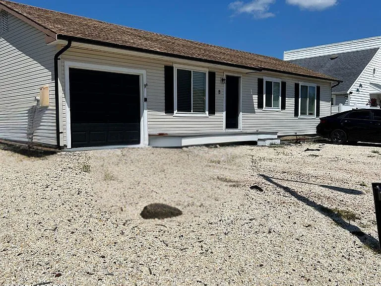 8 Diane Rd — Photo 1