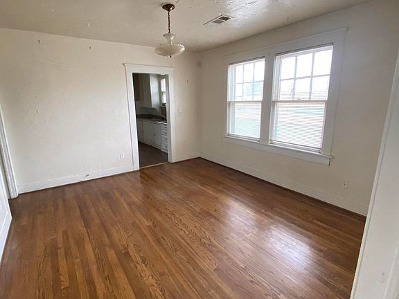 4th image of 900 Crockett St