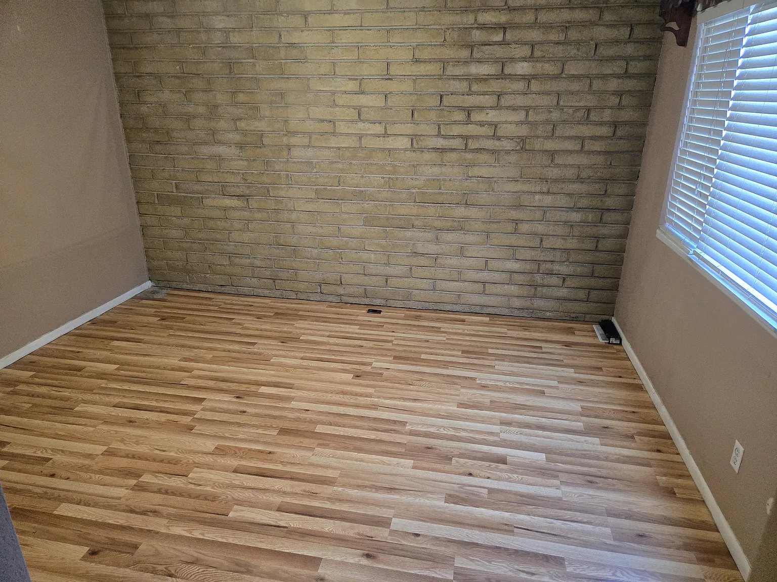 2 bed, 2.5 bath, 1200 sqft, $850 — Photo 1