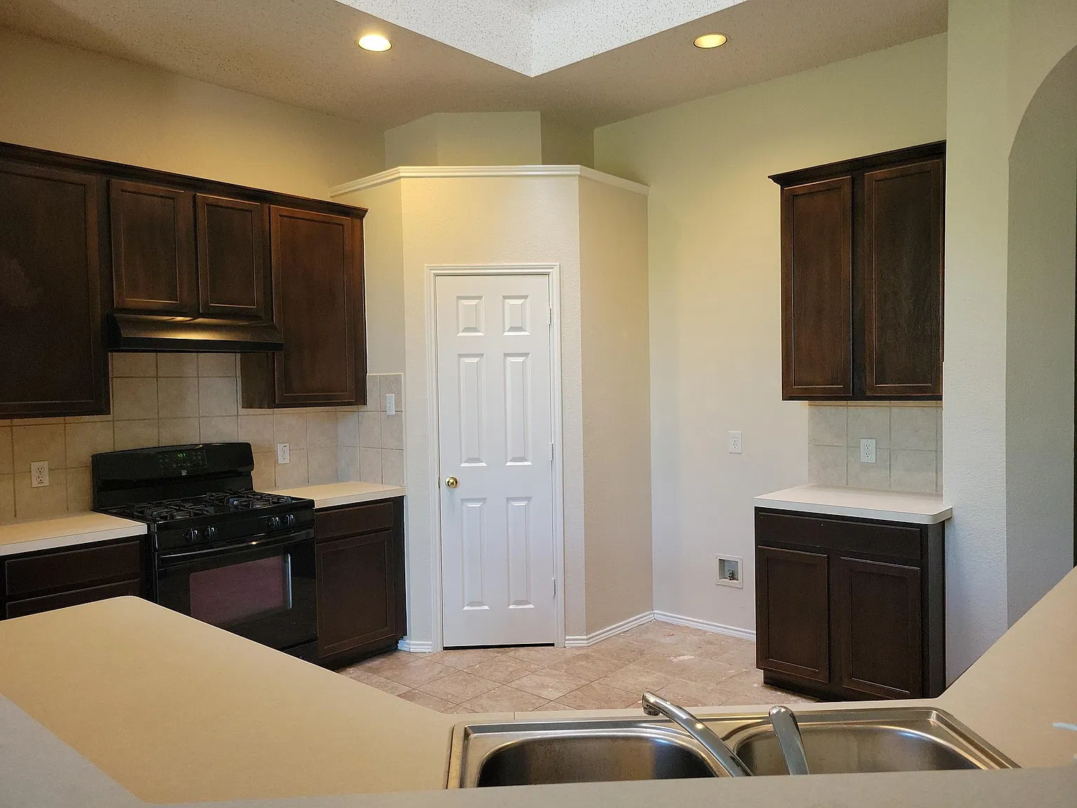 102 Crabapple Dr — Photo 4