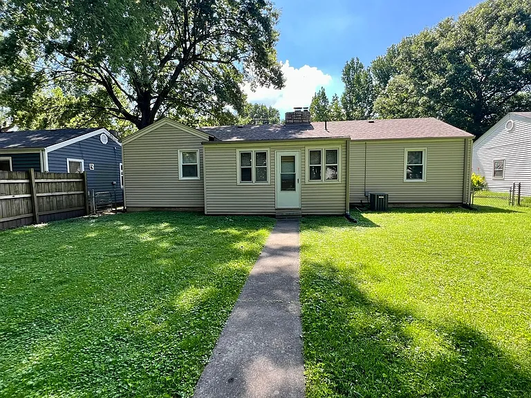 1860 S Robberson Ave — Photo 12