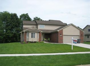 2074 Pinebrook Meadow Ct, Howell, MI 48843