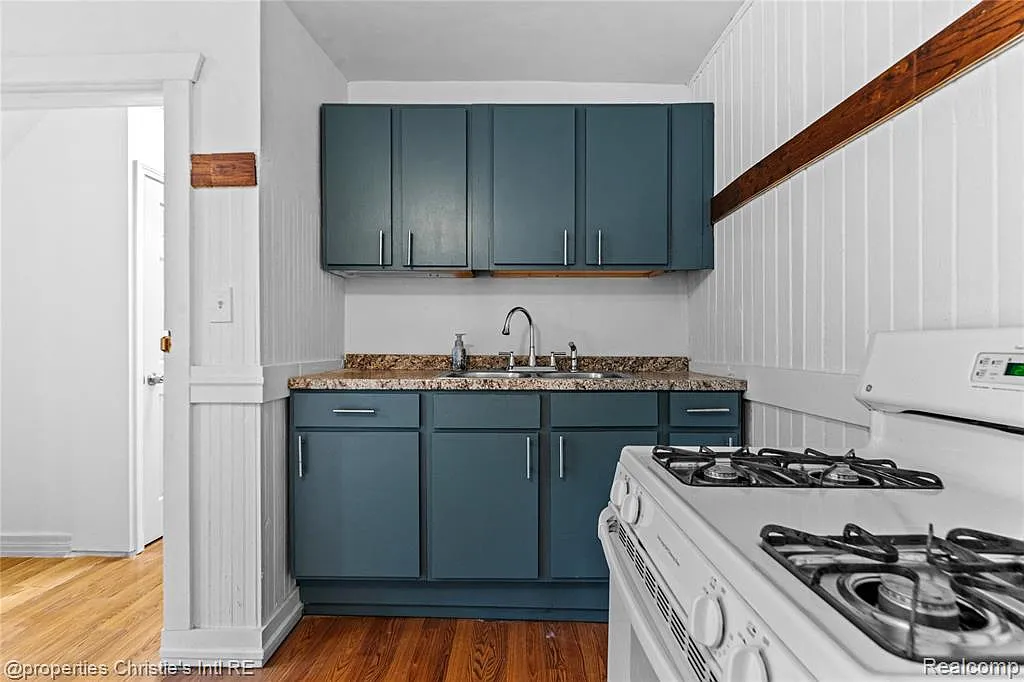 3 bed, 1.0 bath, 1200 sqft, $1,310 — Photo 4