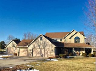 3492 Ridge Wood Ct, Green Bay, WI 54313