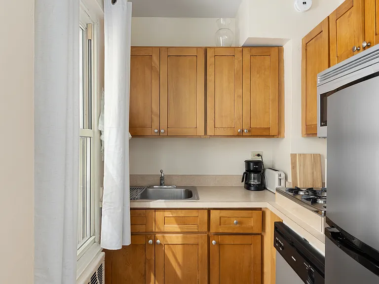 249 E 48th St #9H — Photo 4