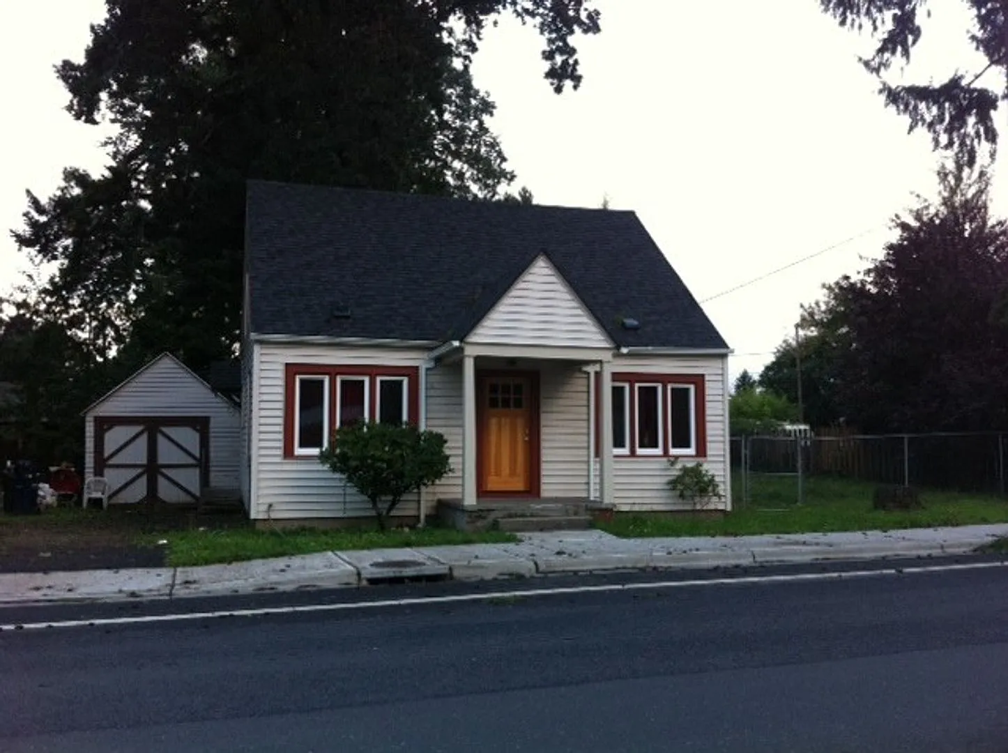 Cute Newley Remodeled 3 BD in Aloha!! — Photo 1