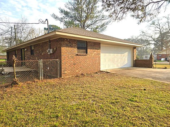 3rd image of 201 Dowdle St