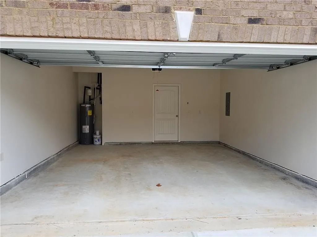 3 bed, 2.5 bath, 2028 sqft, $2,100 — Photo 3
