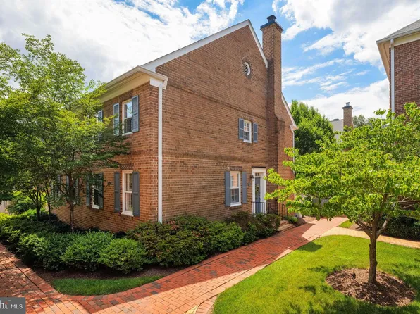 1039 N Pitt St, Alexandria, VA 22314