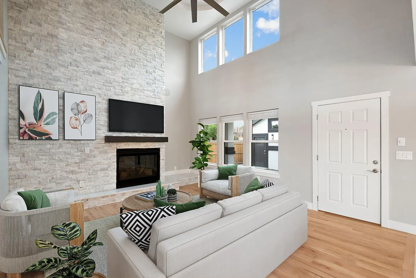 Dazzling Barnum home on corner lot with fenced yard — Photo 3