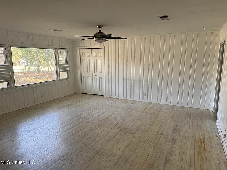 307 45th St — Photo 2
