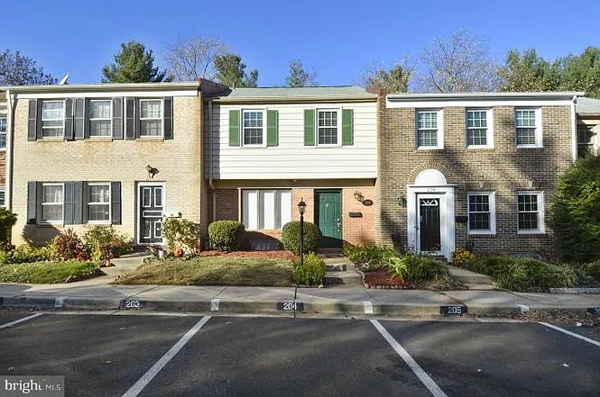 4 bed, 2.5 bath, 1900 sqft, $3,000 — Photo 2