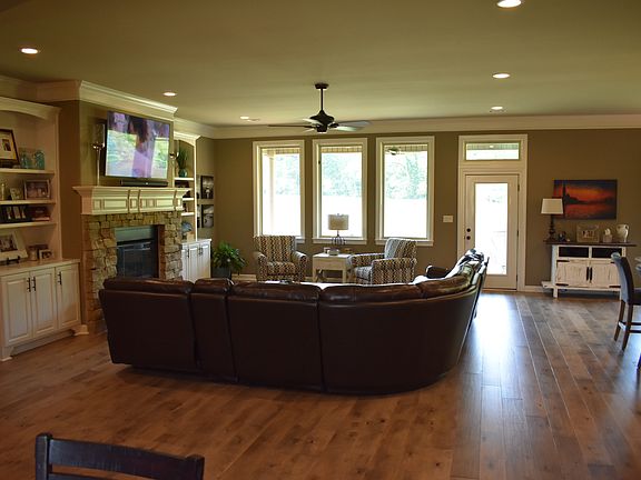 5th image of 163 Glencairn Dr