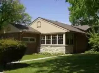 2916 W Bryn Mawr Ave, Chicago, IL 60659