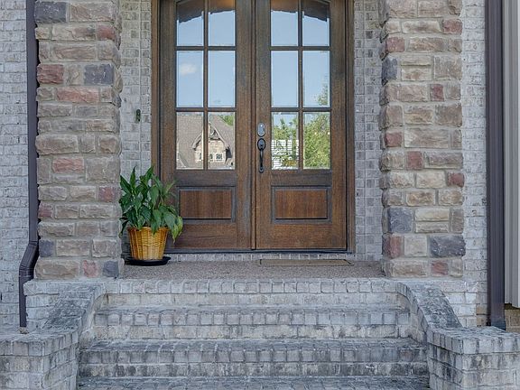 5th image of 902 Larkspur Ln