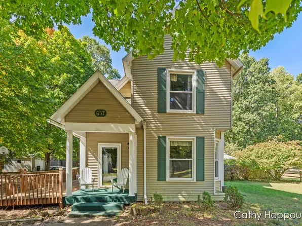 637 Crawford St, Ionia, MI 48846