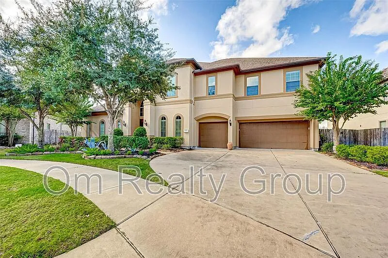 5 bed, 5.0 bath, 5399 sqft, $5,000 — Photo 2