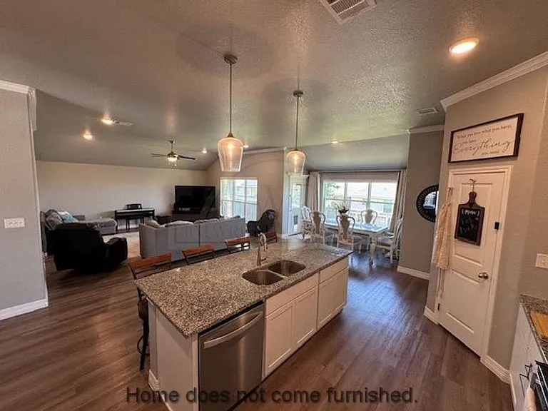 907 Holliday Dr — Photo 6