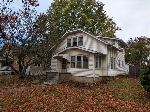 404 Delaware St, Hiawatha, KS 66434