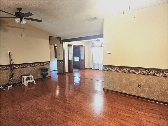 5th image of 270 Saint Andrews Blvd