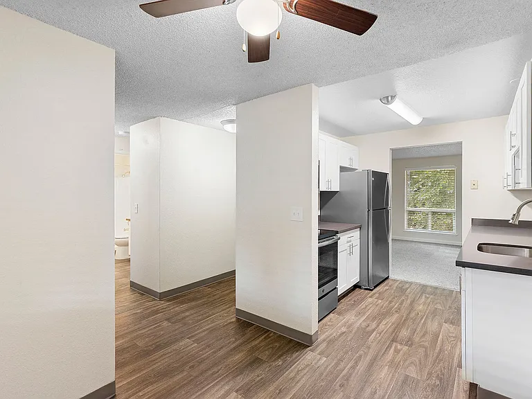 Meridian West Apartments — Photo 7