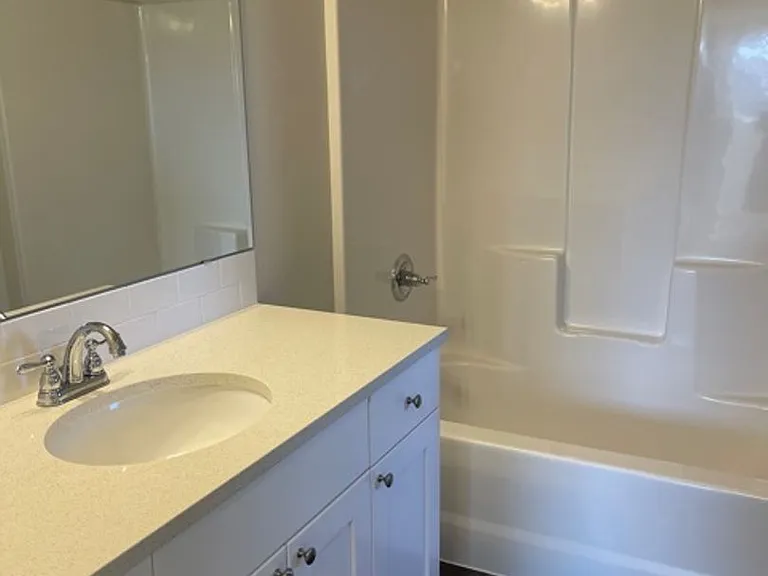 944 NE Paula Dr — Photo 8