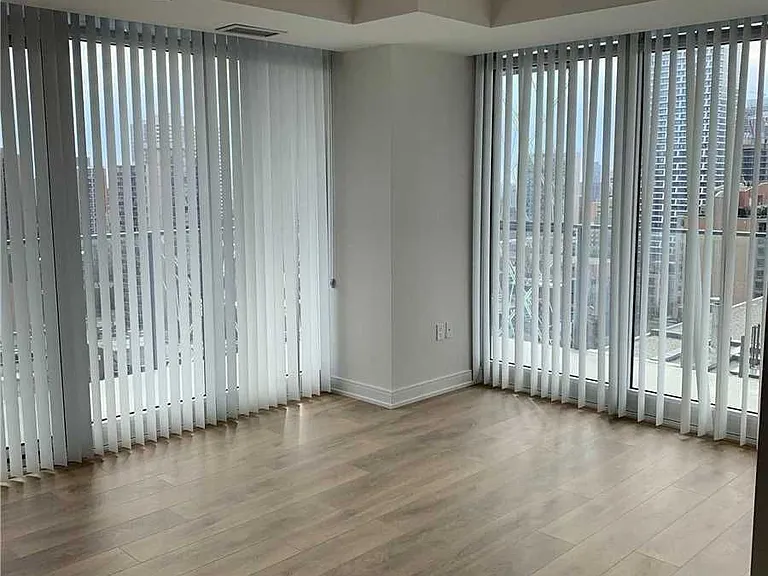 50 Wellesley St E #1808 — Photo 4