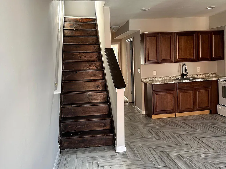 1610 W Stiles St #2 — Photo 4