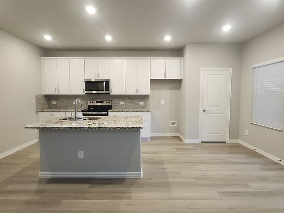 4th image of 3111 Yellow Pine Dr