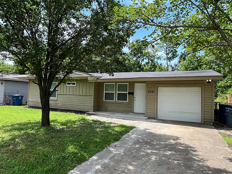 2314 Blyth Dr — Photo 3