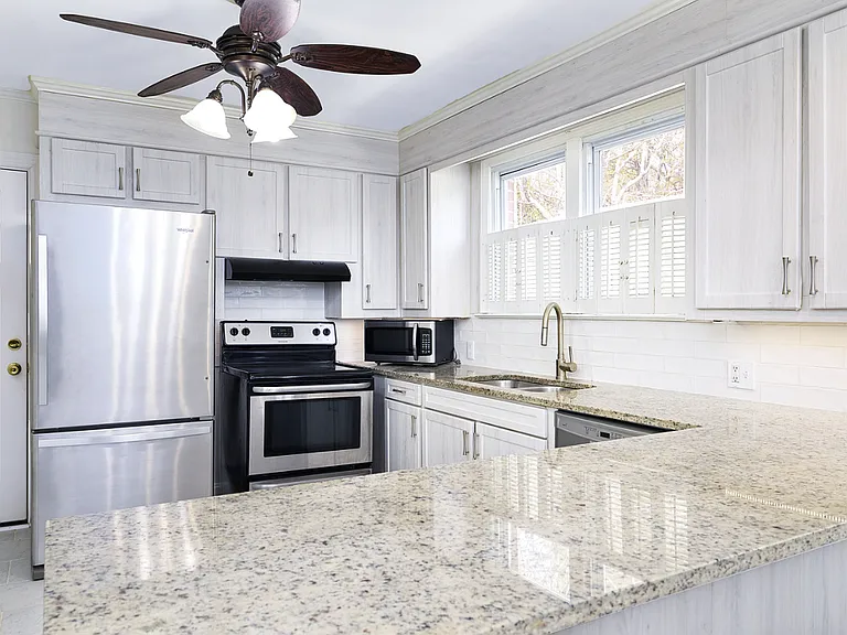 102 Tiffany Dr — Photo 4