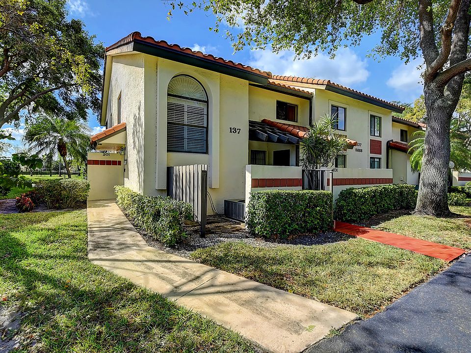 Home For Sale In Palm Chase Lakes