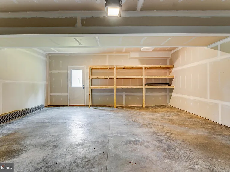 19 Carol St — Photo 34