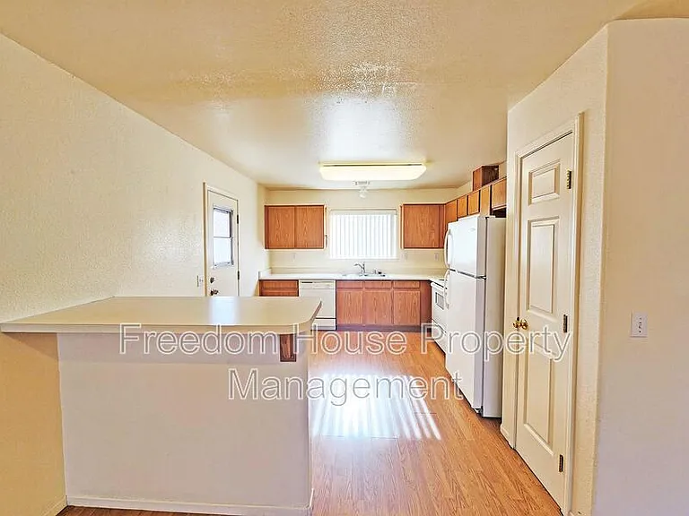 1850 Pershing Ave — Photo 6