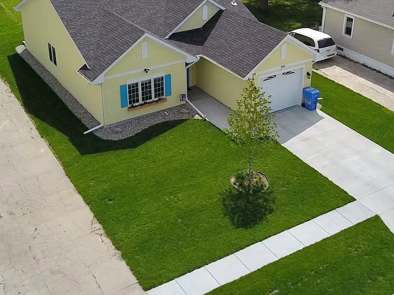 709 Logan St — Photo 2