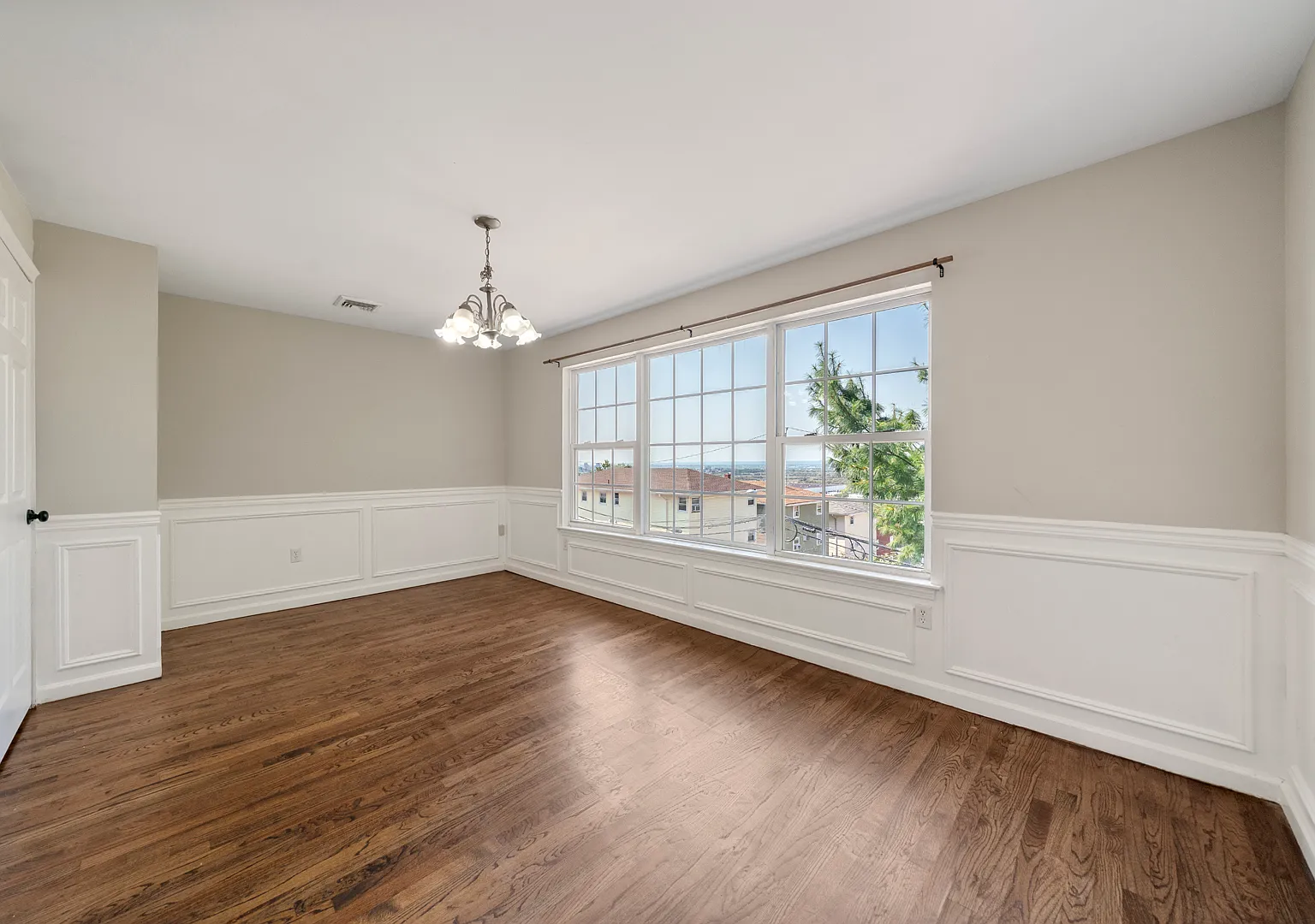 4 bed, 2.5 bath, 1700 sqft, $4,350 — Photo 3